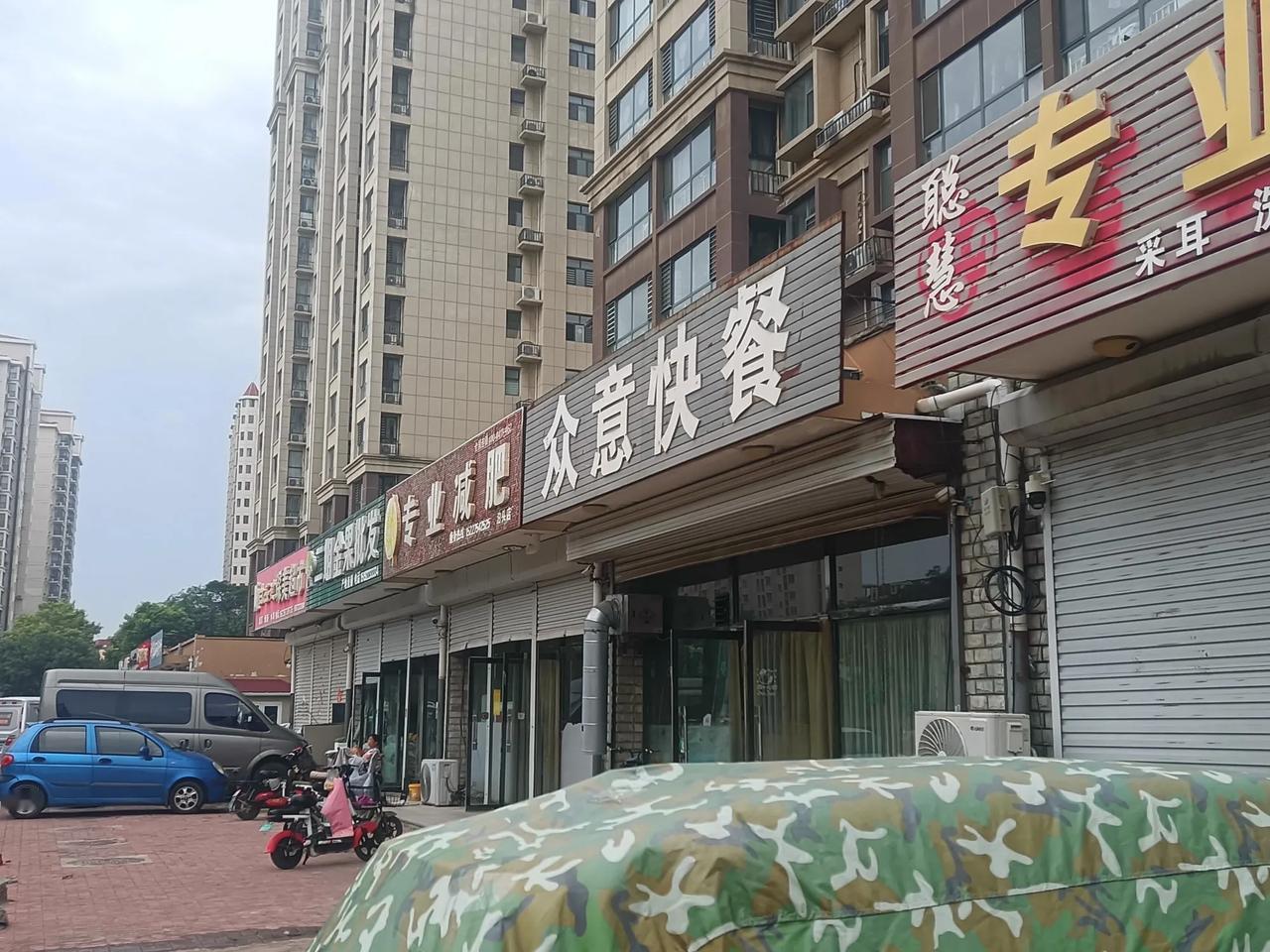 走进小店，一眼望去，哎，小姑娘没在呢？
拿烧饼的档口，我问了一下老板。

老板：