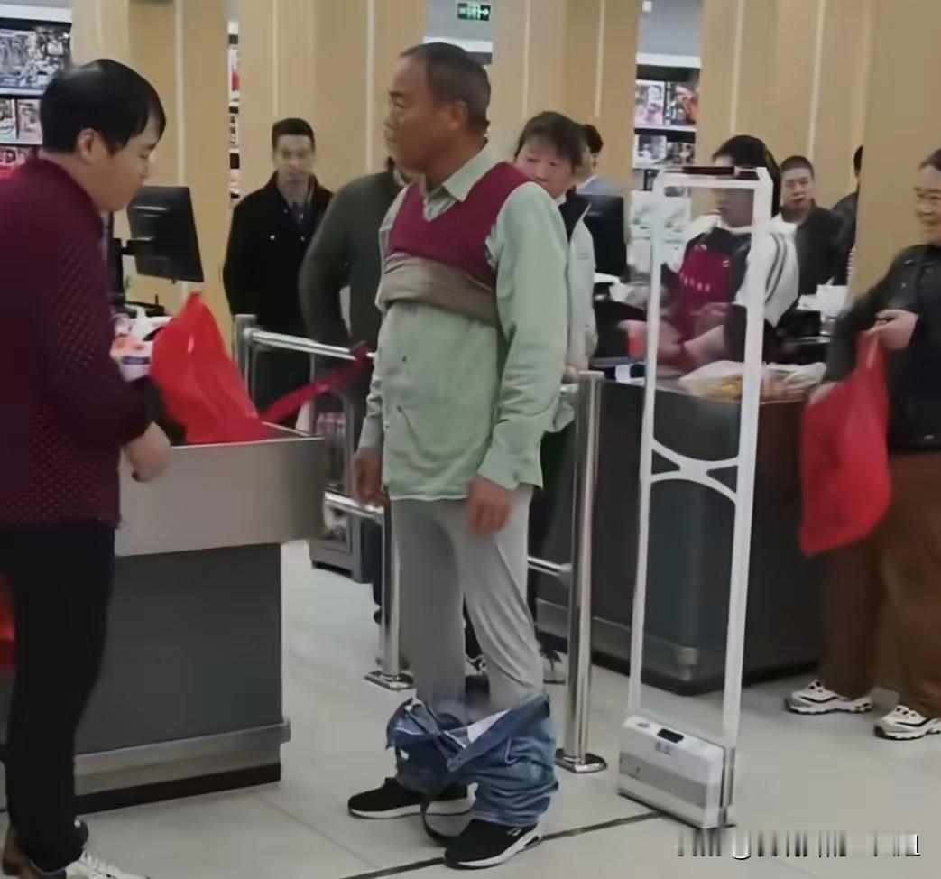 “裤头要不要脱？要脱我马上脱给你看！”老人怎么也没想到，逛超市竟然被认为是小偷，