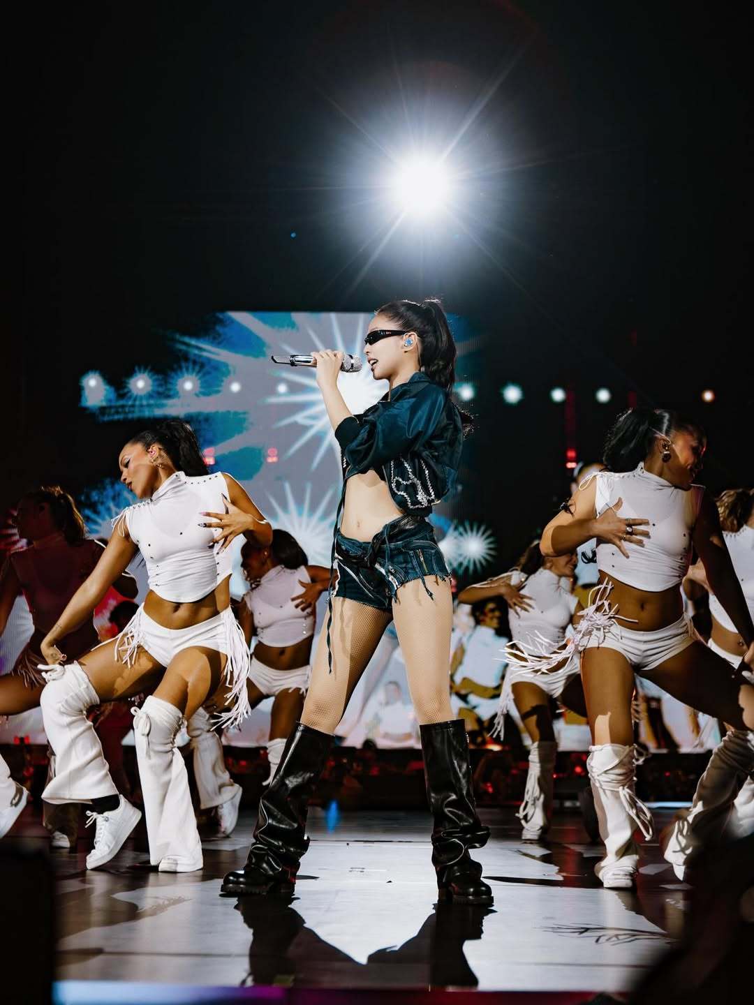 251218 Jennie更新 IG🐱(2)“新加坡✨感恩有你的能量”啊啊啊啊