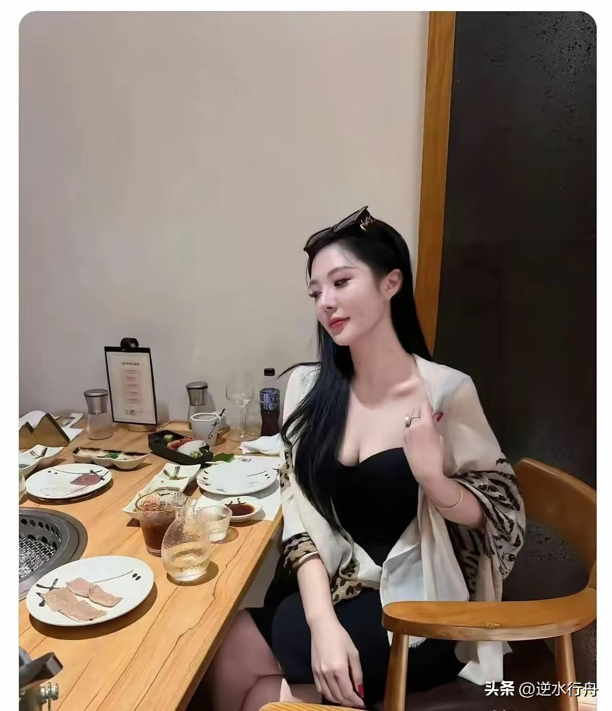 中秋回家被父母逼着去相亲，没想到对方竟然是个大美女，很漂亮穿着也很时髦，说是在杭