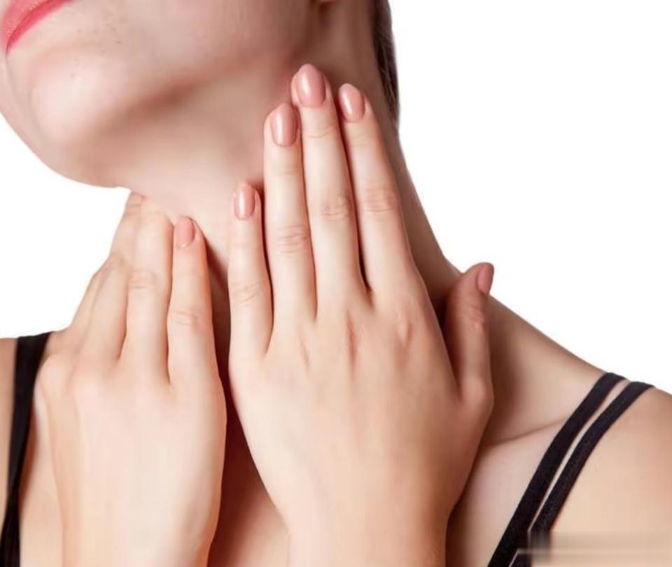 老人家颈椎痛该怎么办　　一、预防：颈椎病的产生　　①天气渐凉，颈部受风着凉会诱发