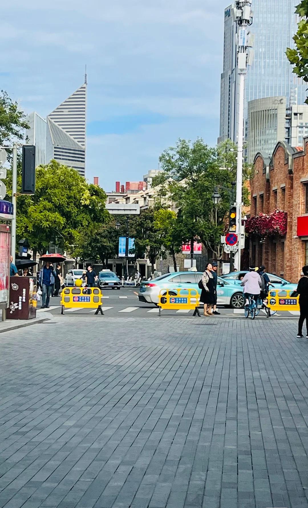 昨天我在路边等车，看到一兄弟，出租车就在眼前，他非盯着手机等网约车，大太阳晒得他