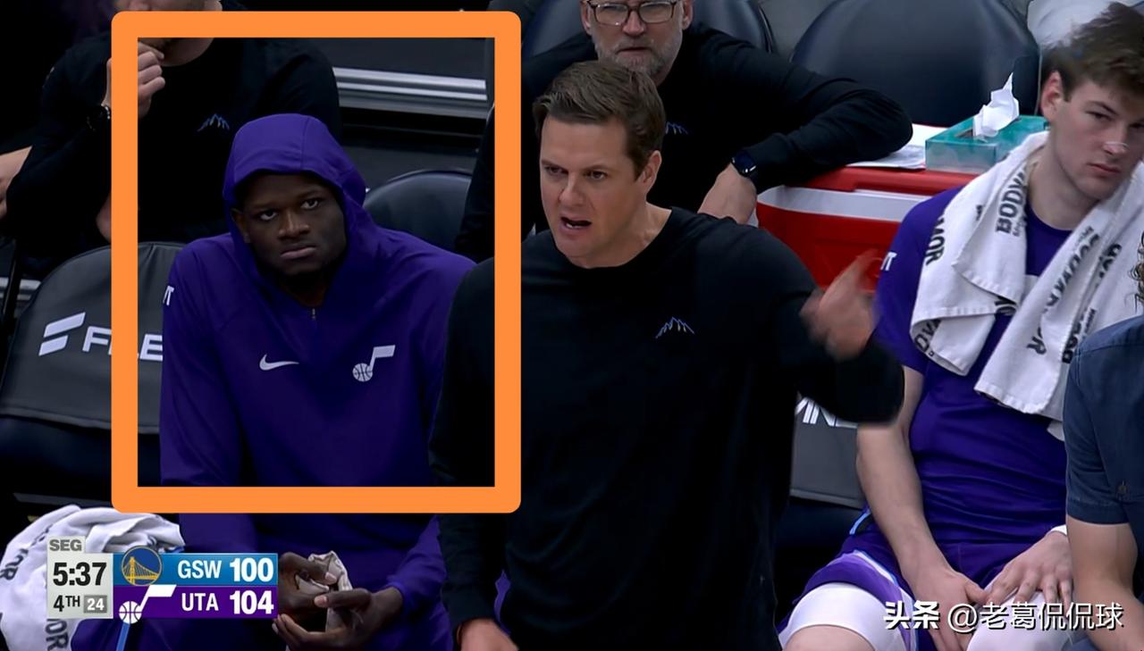 爵士新援班巴真是太渴望打球了！在今天爵士主场迎战勇士的比赛中，当时比赛进行到了第