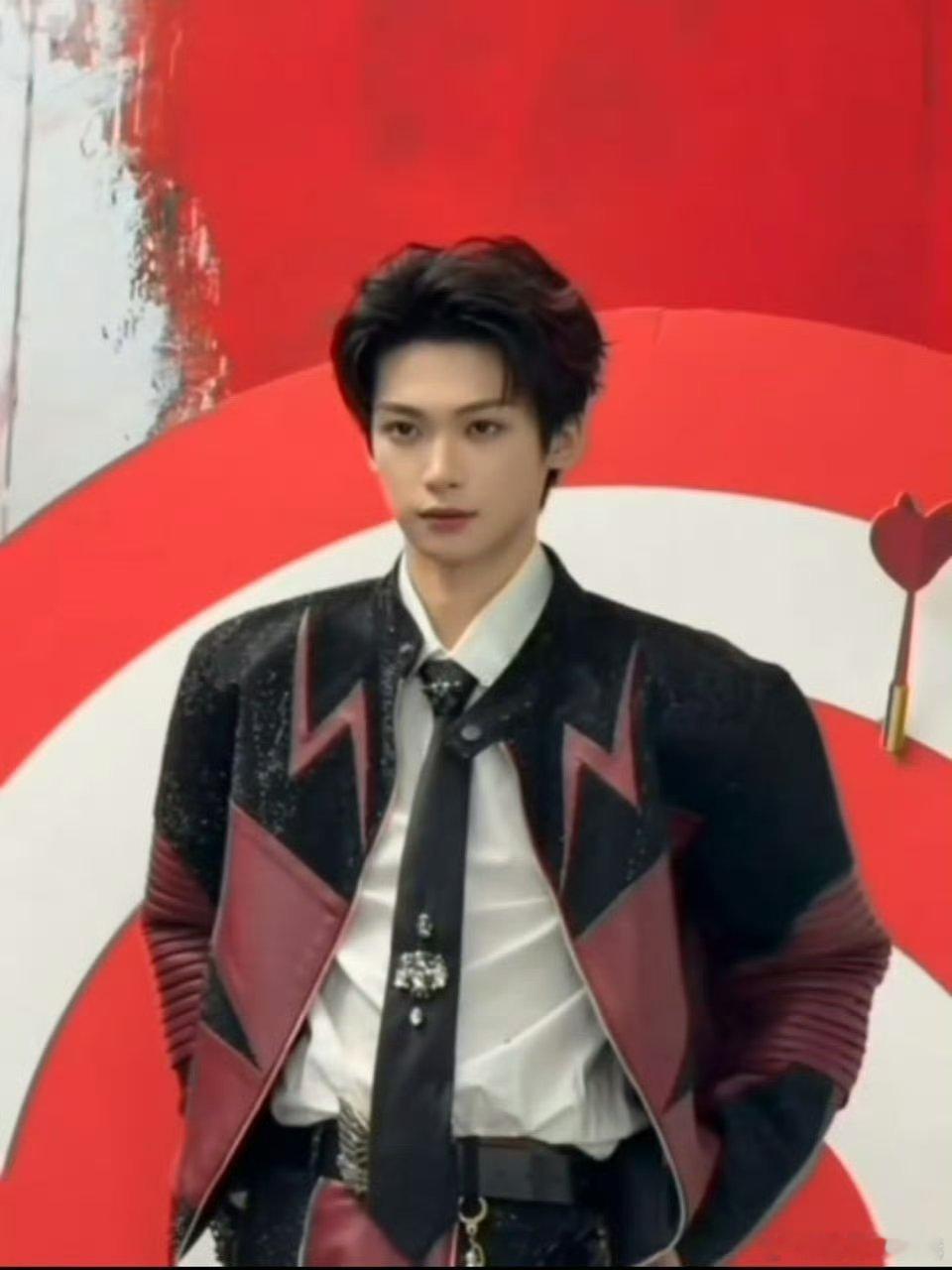 梓渝红发挑染帅的有点太超过了[期待][期待][期待]好期待梓渝音乐节唱跳舞台[期