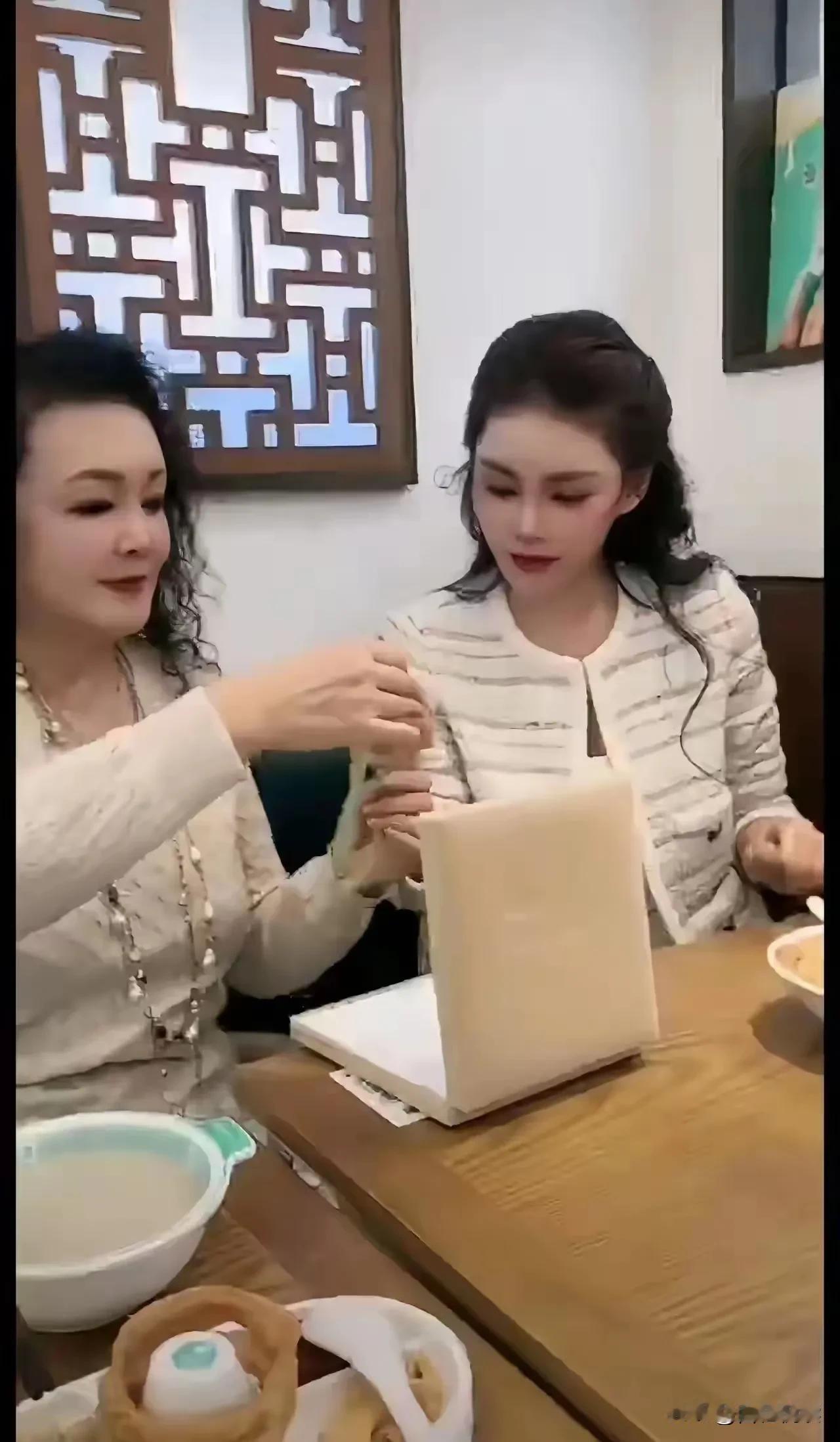 战兰一句话”露馅”
她还是放不下前儿媳

今天的战兰带马筱梅北京一日游
又是吃又