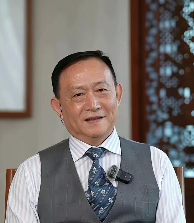 网上看到一段话，卢麒元声称：“有人想把我们喝的水、用的电、上的网，打包卖给资本，