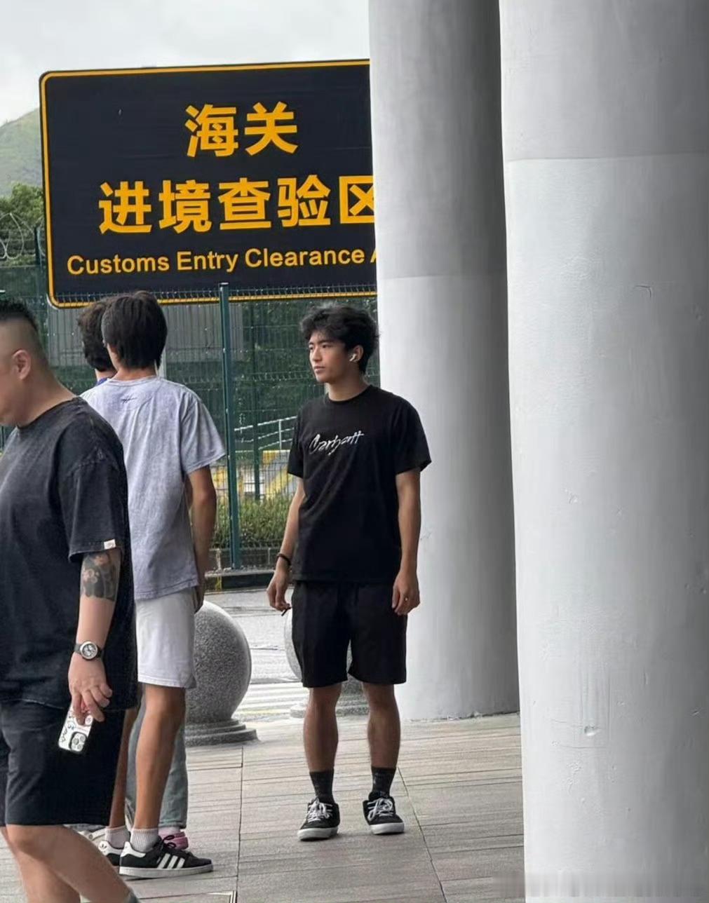 谁懂！谢霆锋带大儿子迪拜度假，父子同框插兜逛街，连步伐都一致，这画面太有默契感了