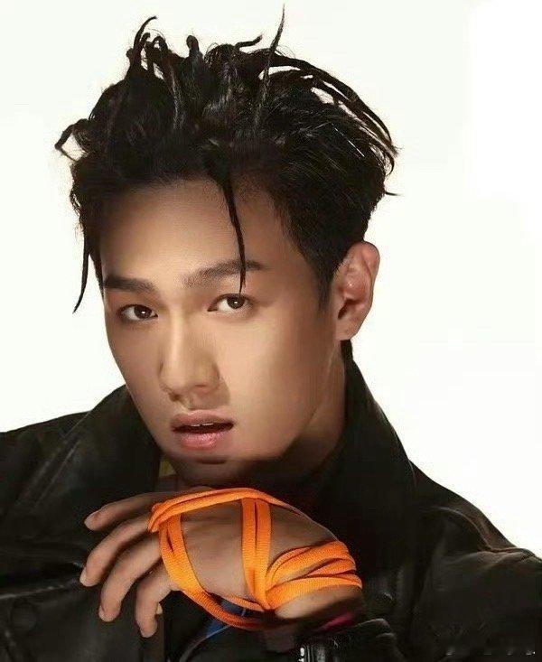 这居然是李昀锐。。。。？ ​​​