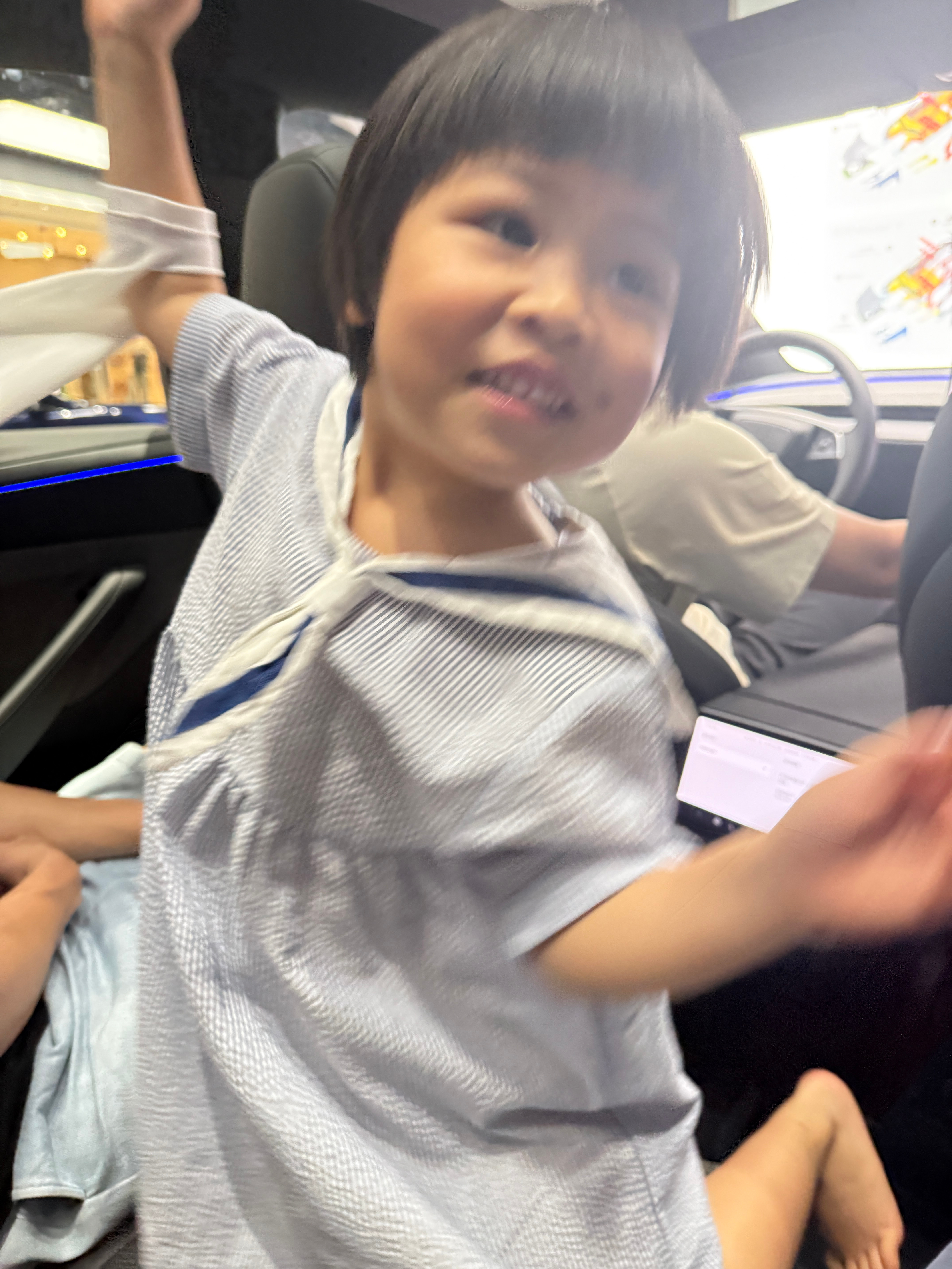 在超市买了东西放在车里，球宝不让旅蛙关后备箱，说东西她拿着，怕爸爸忘记带回家好说