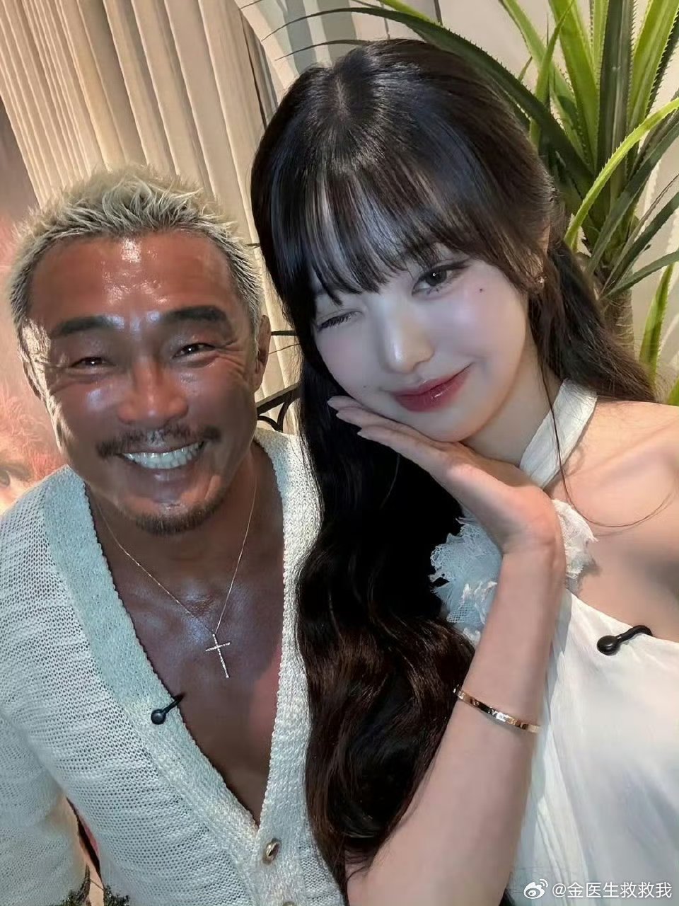 张元英和秋小爱的爸爸秋成勋合照📷韩爱豆的皮肤真的太好了 ​​​