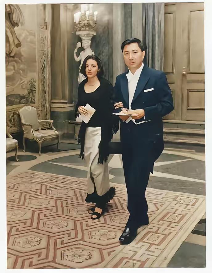 参加诺贝尔物理学奖颁奖典礼的丁肇中，他之所以来参加这个活动，因为他是获奖者。旁边