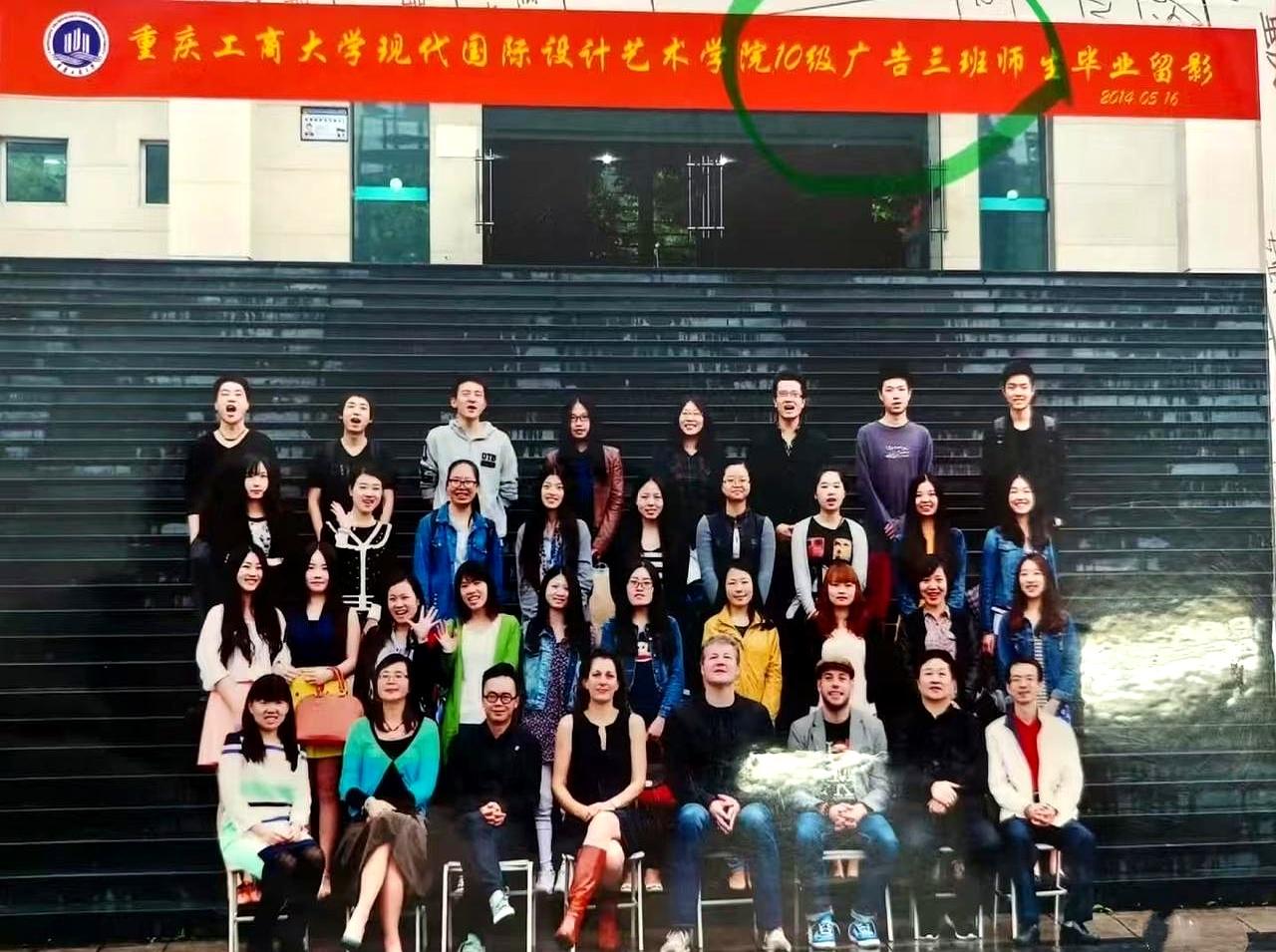 拍个大学毕业照随便从路边拽个帅哥凑数，谁能想到，几年后这人竟然成了霸屏内娱的超级