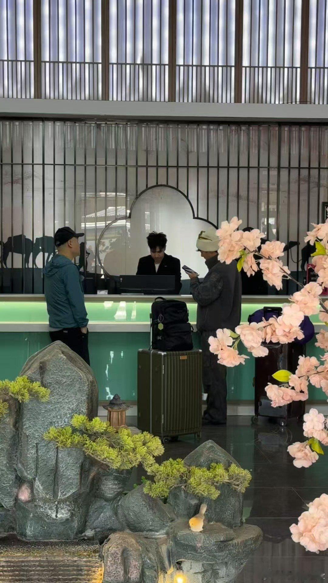 岳云鹏录制新综艺瘦了差点没认出这是岳云鹏小岳岳背着大家悄悄瘦身，新综艺路透一出，