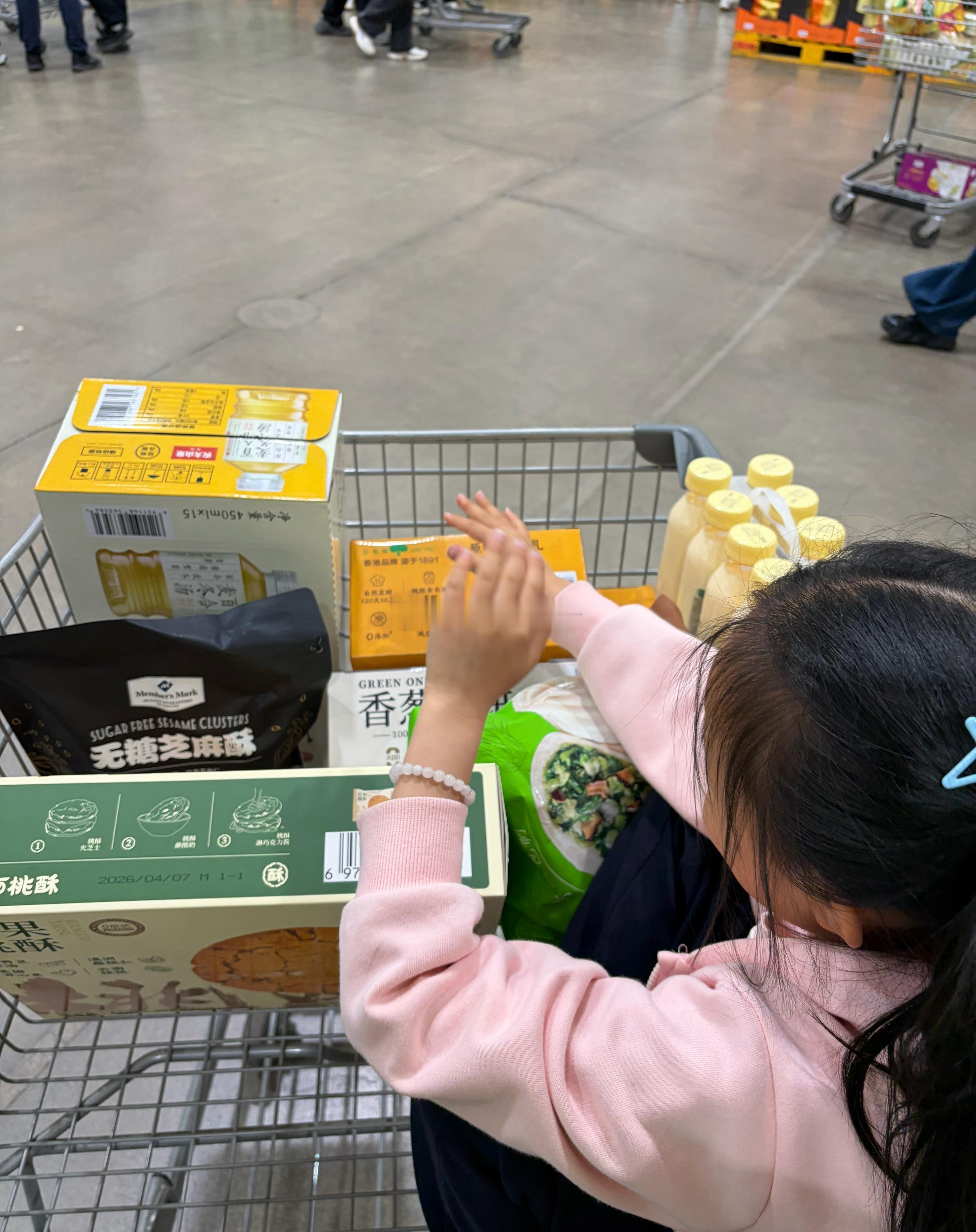 小孩：他们都不出去玩吗？怎么那么多人啊？