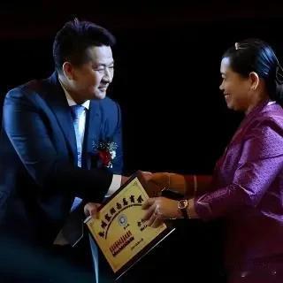 永远不要羡慕一个表面风光的人，有时候你不知道他背后的黑暗。比如，刚被引渡回国的黑