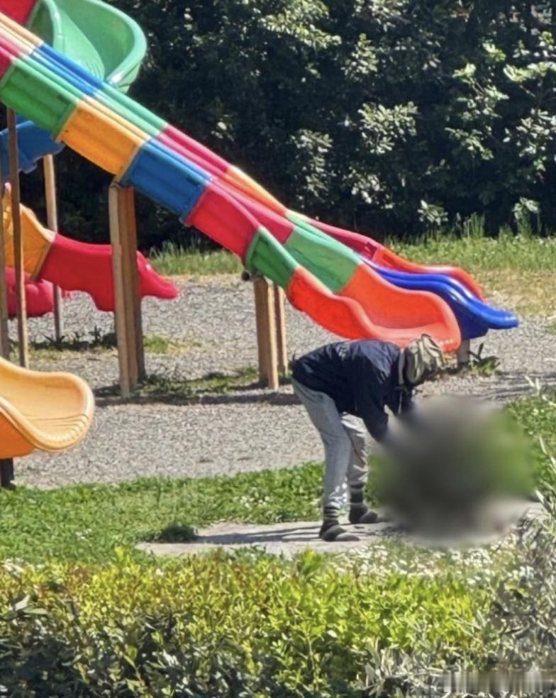 ‼️一名尼日利亚移民在意大利被捕，因在儿童游乐场附近的公园里残忍地将一只猫咪拿来
