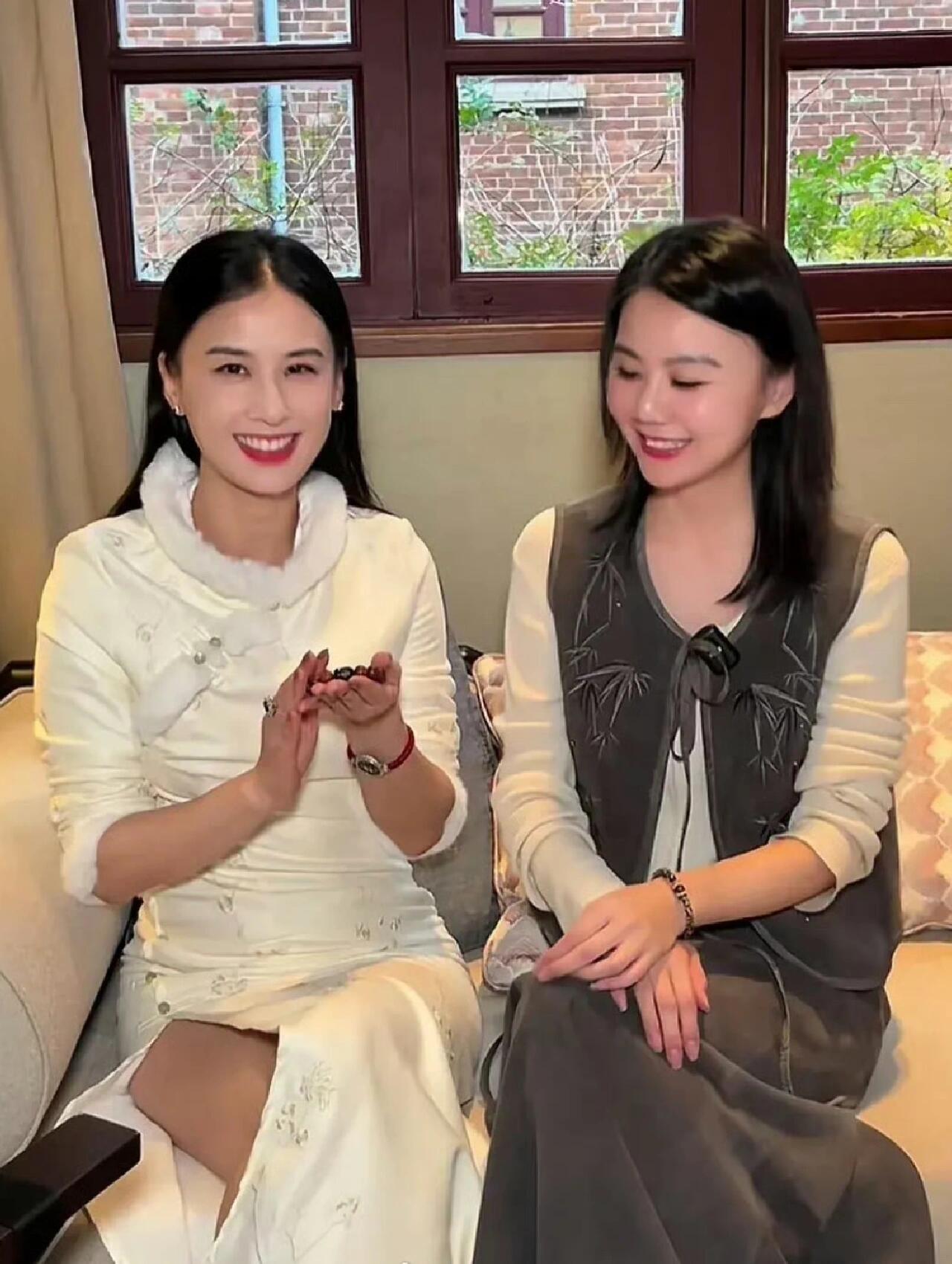 黄圣依下了节目还是阔太模样，穿白色毛领旗袍，手上戴宝石戒指，果然真正的豪门生活是