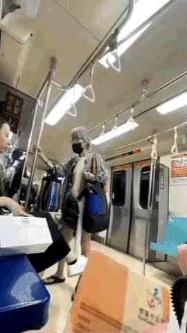 你说，那种在哪儿都觉得自己是中心、一点亏都不能吃的人，最后咋样了？
最近听说一事