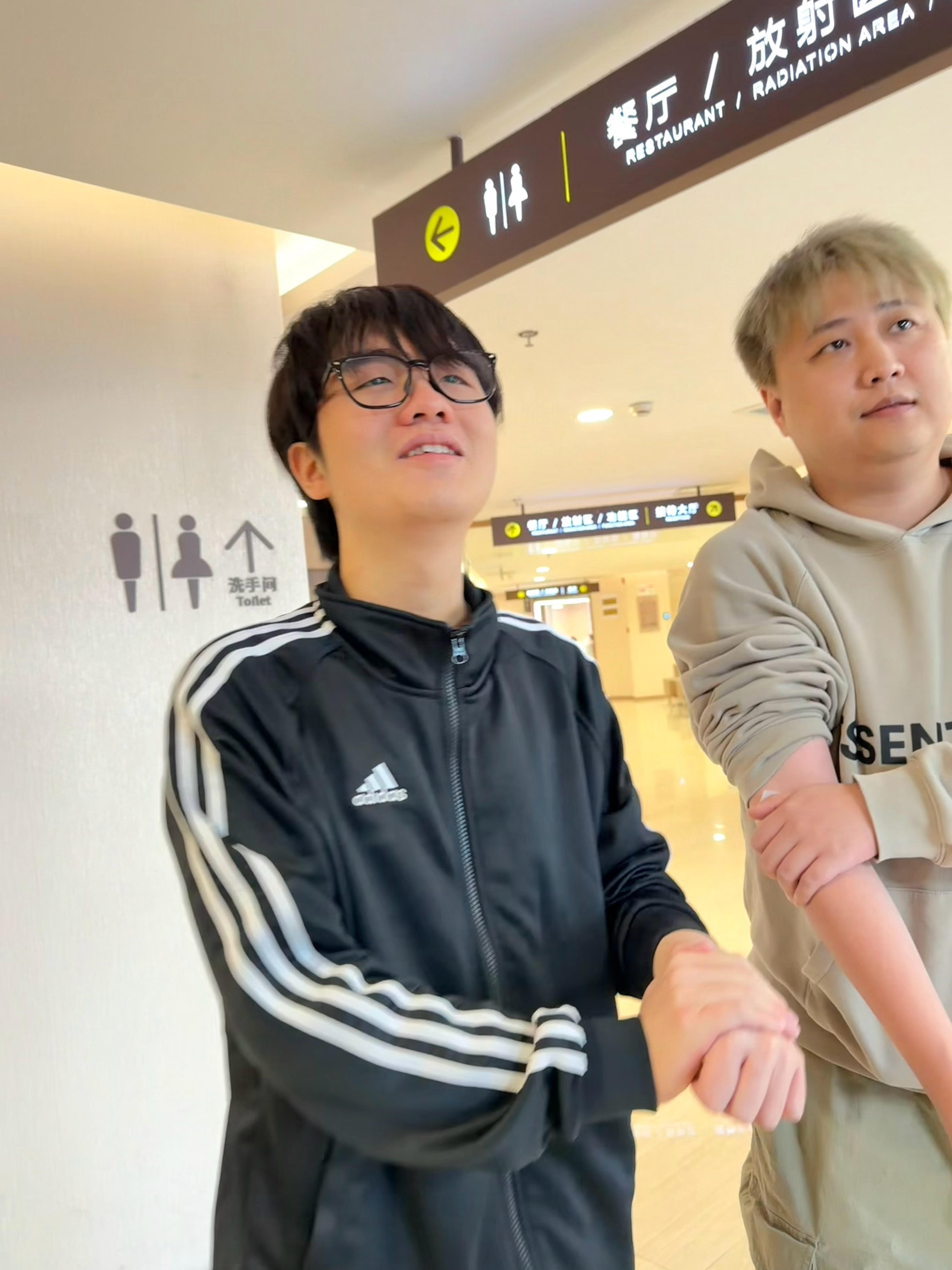 BLG分享选手照片：因为年度体检久违的在早上见到了兄弟们