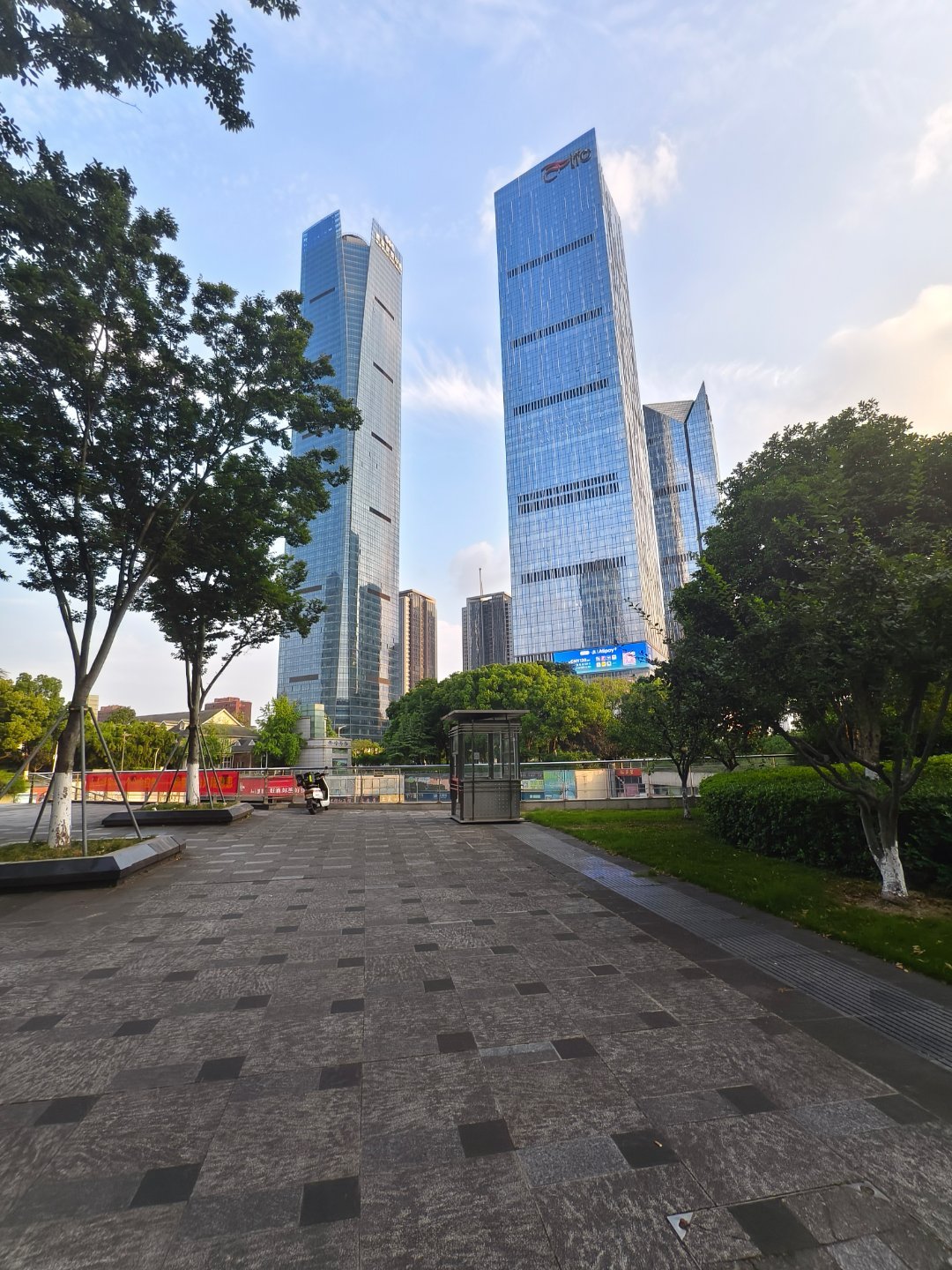 现在很多人得了政策依赖症！买房等政策，天天等史诗级救市；生孩子等政策，不巨额补贴