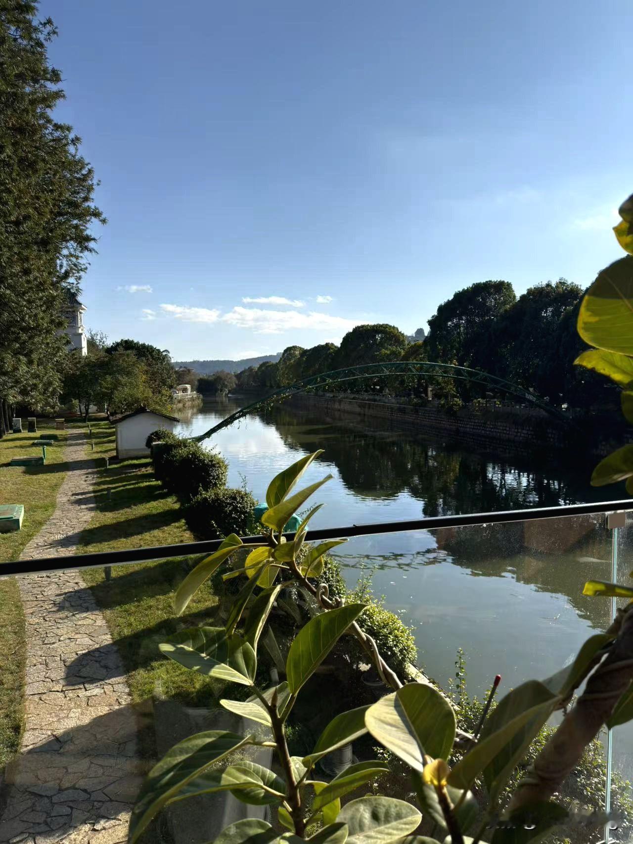 最近美国留学的某博主回来了，他的热搜在网上挂了10天。这就是著名的斩杀线，我就不