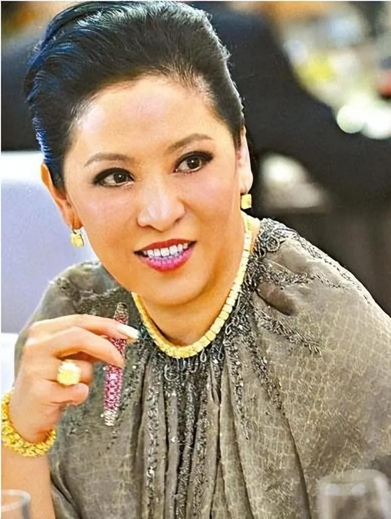 向太陈岚说，爸爸不是亲爸爸，妈妈是个滥赌鬼，家里重男轻女，我的原生家庭真是一塌糊