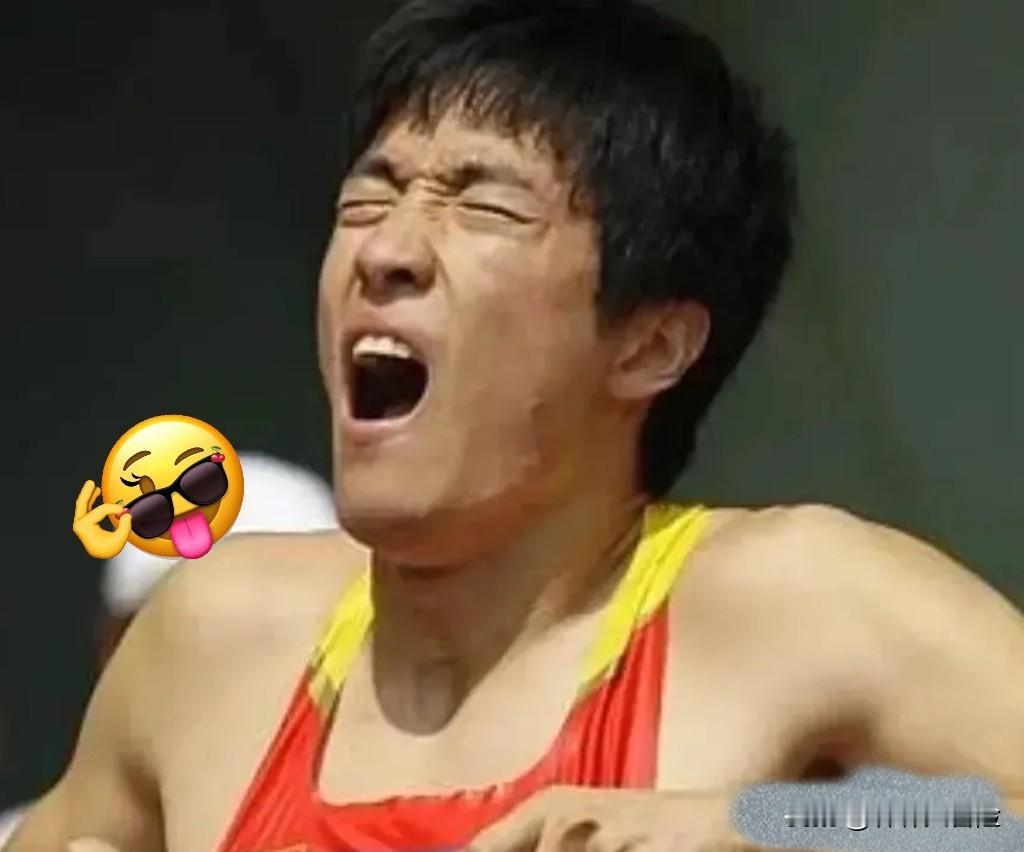 姚明当年的选择比刘翔要聪明多了。姚明退役当年做决定很干脆。他选择主动完成自主择业