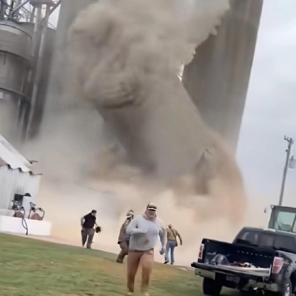 美国816吨大豆粮仓突然轰然倒塌，粉尘席卷现场，周围人疯狂逃离，这下好了老特不用
