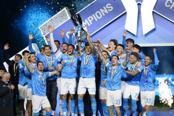 【那不勒斯圣诞夺冠，孔蒂：这是最好的礼物】这个圣诞节，那不勒斯球迷注定心情灿烂。