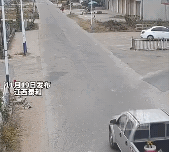 白车司机低头看了一下手机，就发生了这样子的事故。
经过十字路口要减速，更不能看手