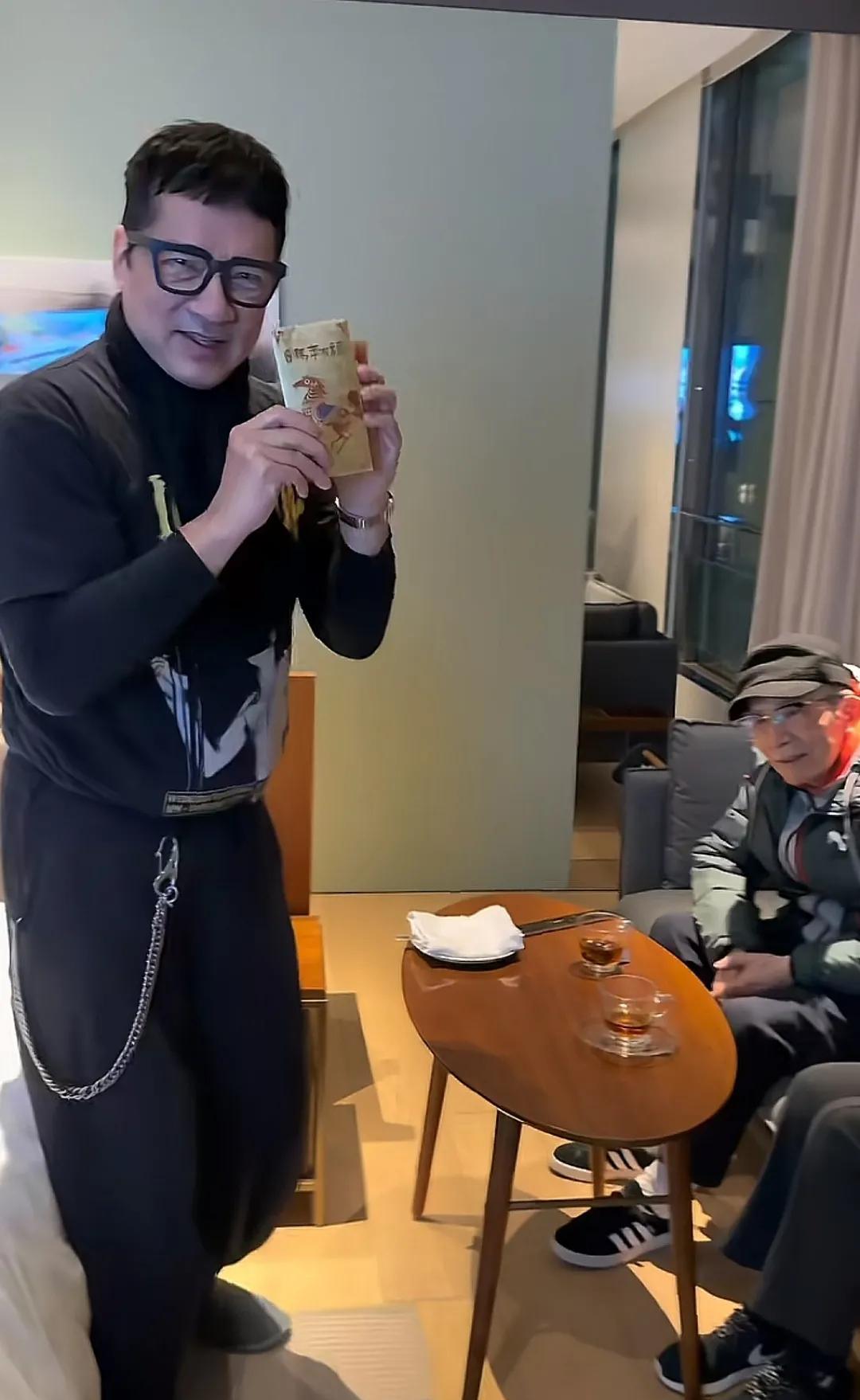 67岁单立文上海拜年，红包厚得岳父手抖，视频曝光全网酸了。
你看他，穿件紧身T恤