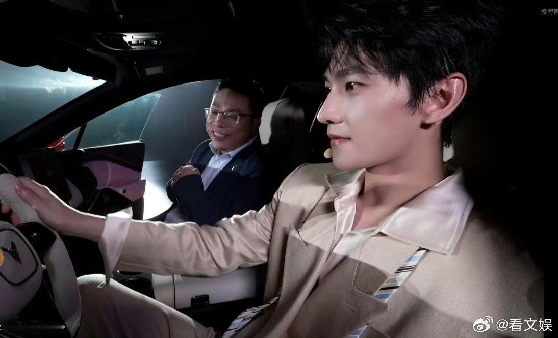 杨洋控场力杨洋驾驶座男友视角杨洋坐在驾驶位这段也太有感觉了！不是那种刻意耍帅，整