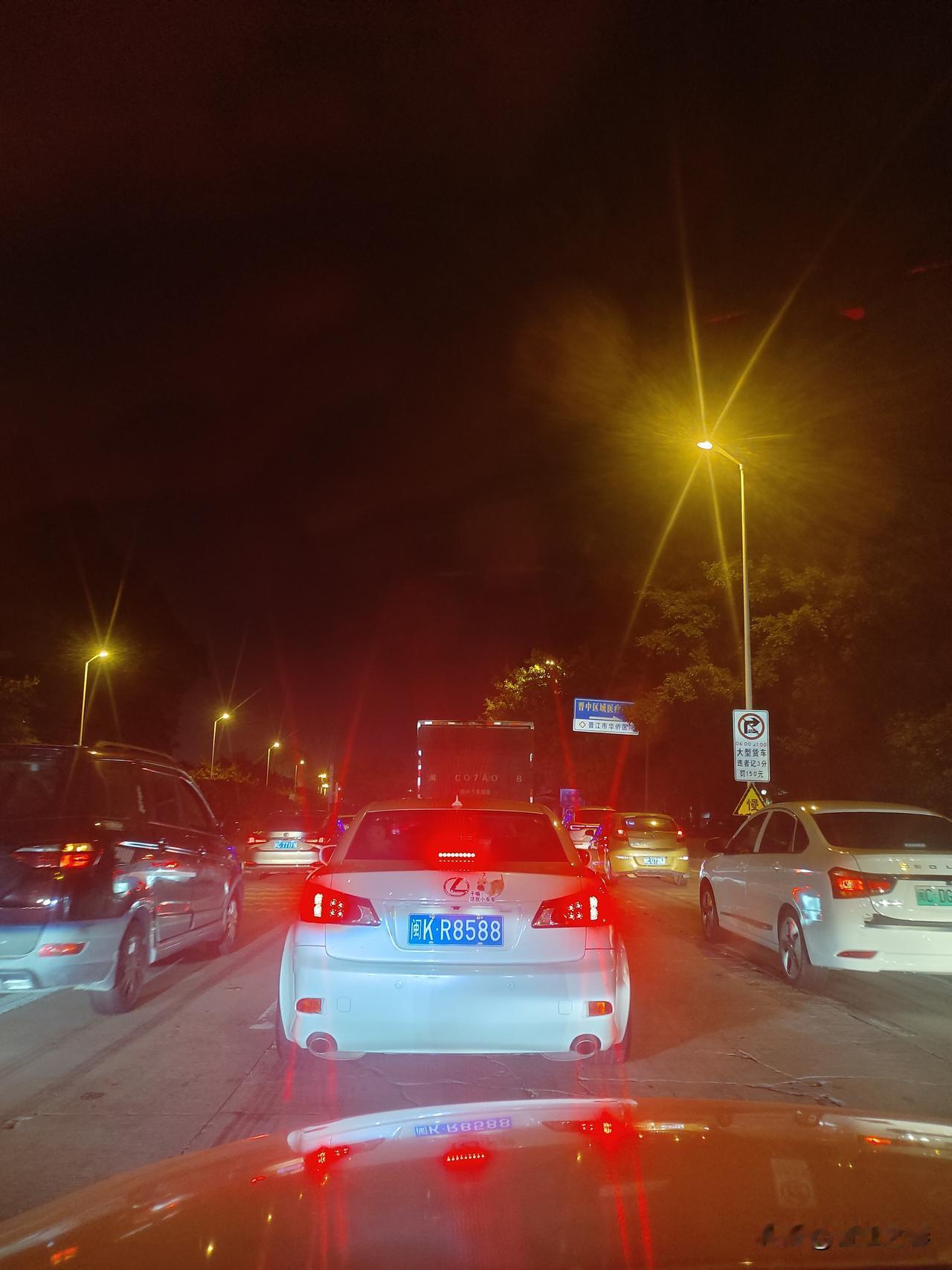 周末和老三来晋江SM CITY吃自助餐，6点出发，十几分钟的路程，开了一个多小时