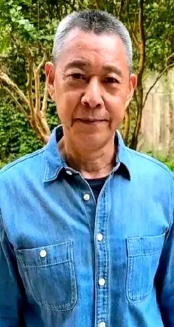 近日，网友分享了自己在北京偶遇张丰毅的合照。
照片里69岁的张丰毅留着标志性毛