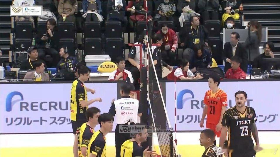 和波耶尔这么熟么，一直在说笑。好难得，第一局赢了德法和波耶队男排马修安德森