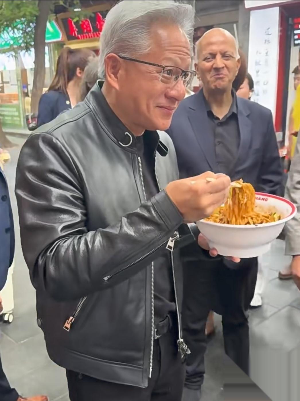 哎哟，黄仁勋在北京吃38块的炸酱面，还被人拍到了！你说这事儿逗不逗？身价几千亿的