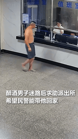 “这是喝了多少假酒，威力这么大，能让罪犯跑警局问路”

真的是又菜又爱玩！

刚