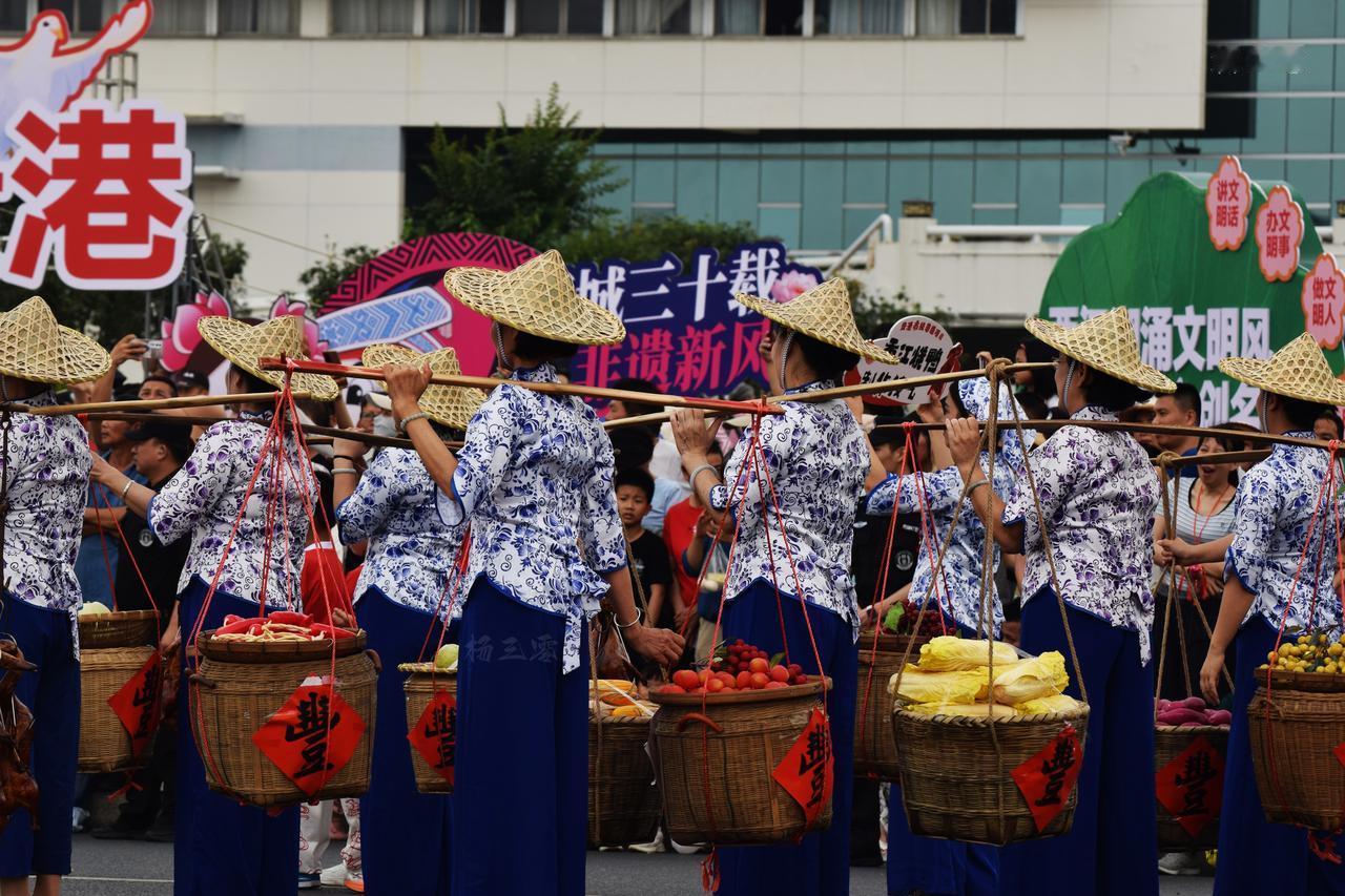 广西人四月份比全国人民多一个烦恼：三月三小长假去哪里玩呢？三月三假期期间又加开了