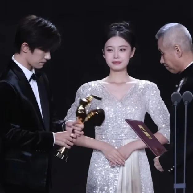易烊千玺接过奖杯时，镜头扫过观众席那个眨眼的女孩。她眼眶泛红的样子，让我想起十年