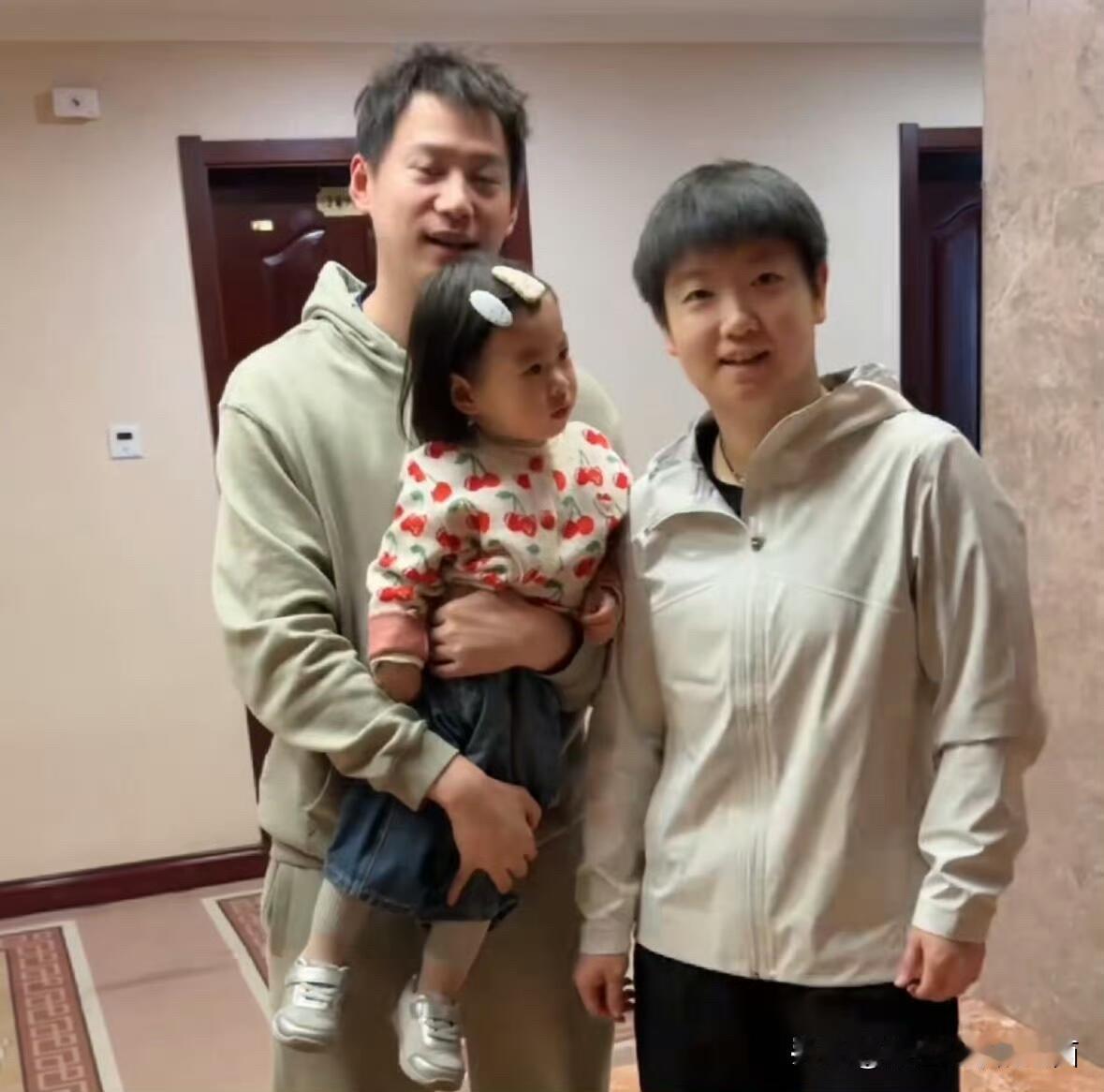 看这位可爱的小女孩，估计她心里特别喜欢莎莎，想一想以后长大了会不会成为莎莎那样美