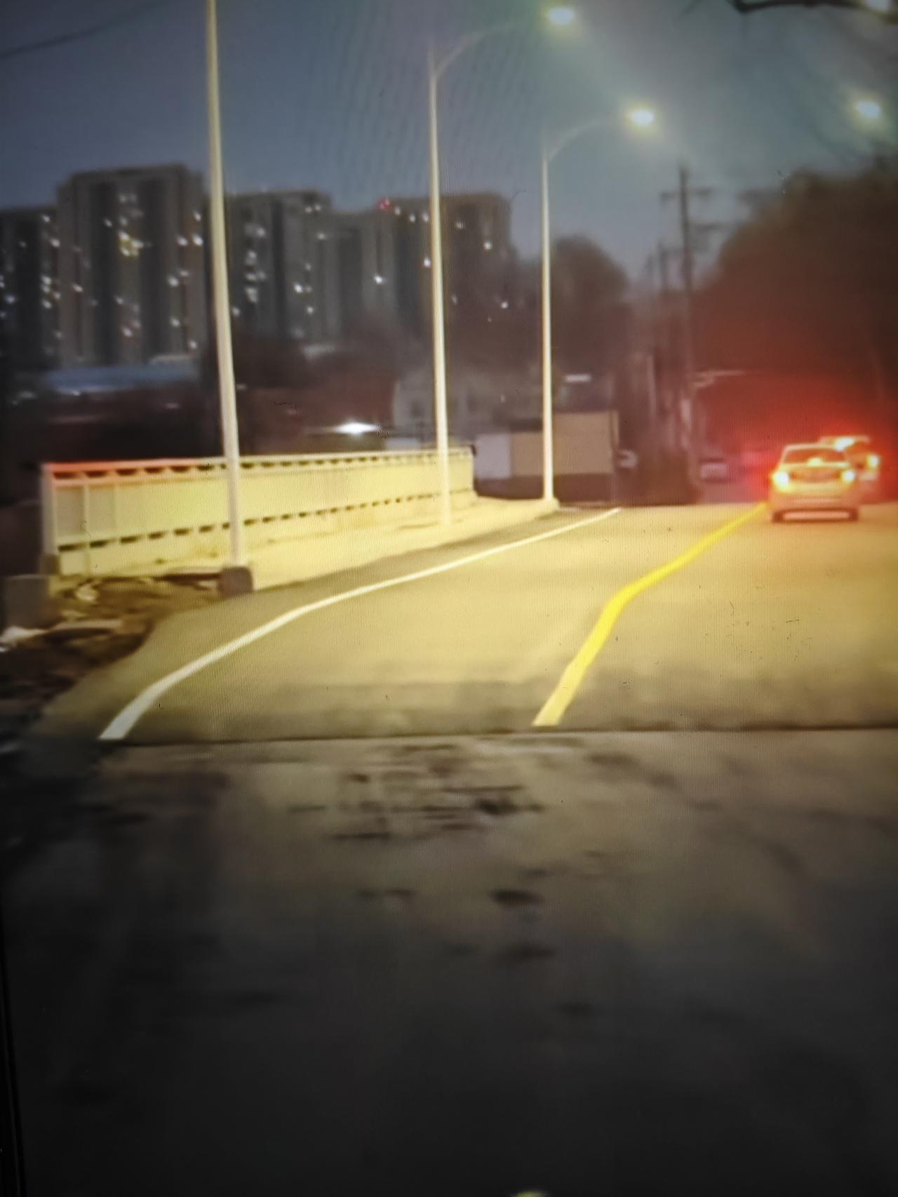 即墨区环秀街道西窑上村南的大桥桥面沥青铺设完毕，昨晚已经正式通车！这座桥断断续续