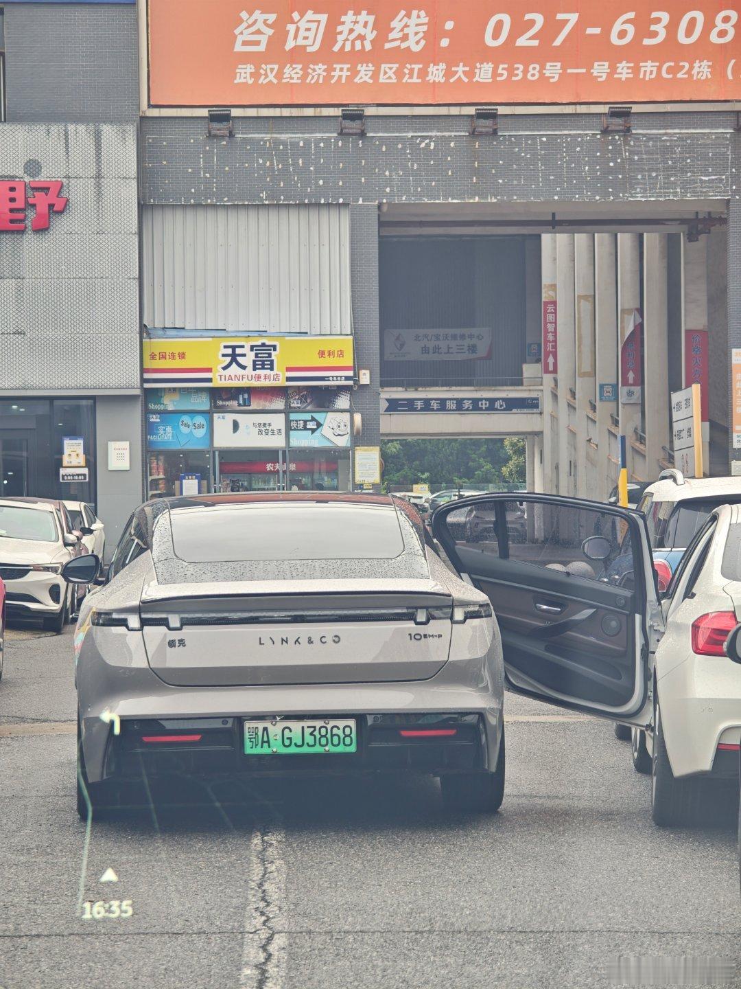 把这3系干成了剪刀门了 停车开门看后视镜是个好习惯 武汉