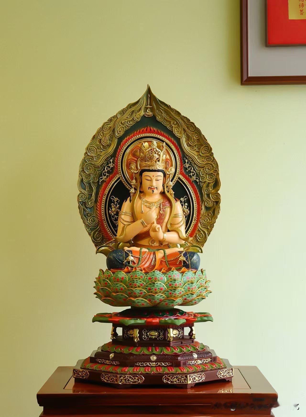 木承古韵，彩映金光。

香樟木为骨，古法彩绘描金为韵，法相庄严圆满，神情安然沉静