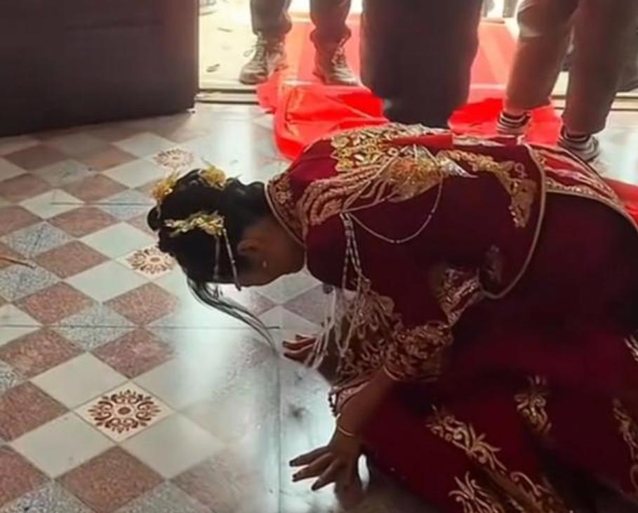 女儿出嫁，跪拜父母遗像：这份深情让人泪目！

12月10日，在安徽省某村庄，一场