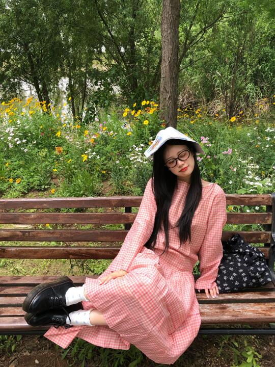 长椅上的慵懒姿势秀🌸