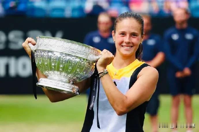 卡萨金娜在WTA500伊斯特本站捧杯，她直落两盘以6-3 6-4战胜🇨🇦费尔