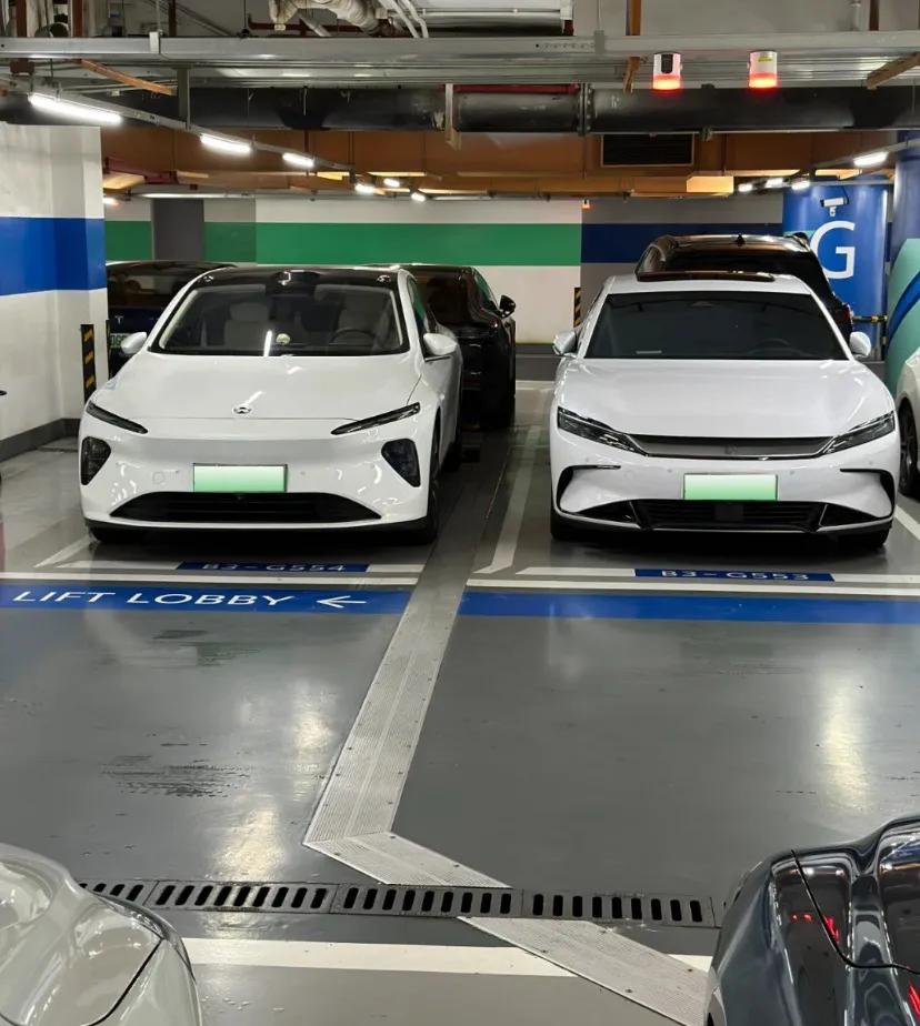 现在汽车设计师都是共享的吧
在地库停完车瞥见，内心还是小小震撼了一下。明明是两个