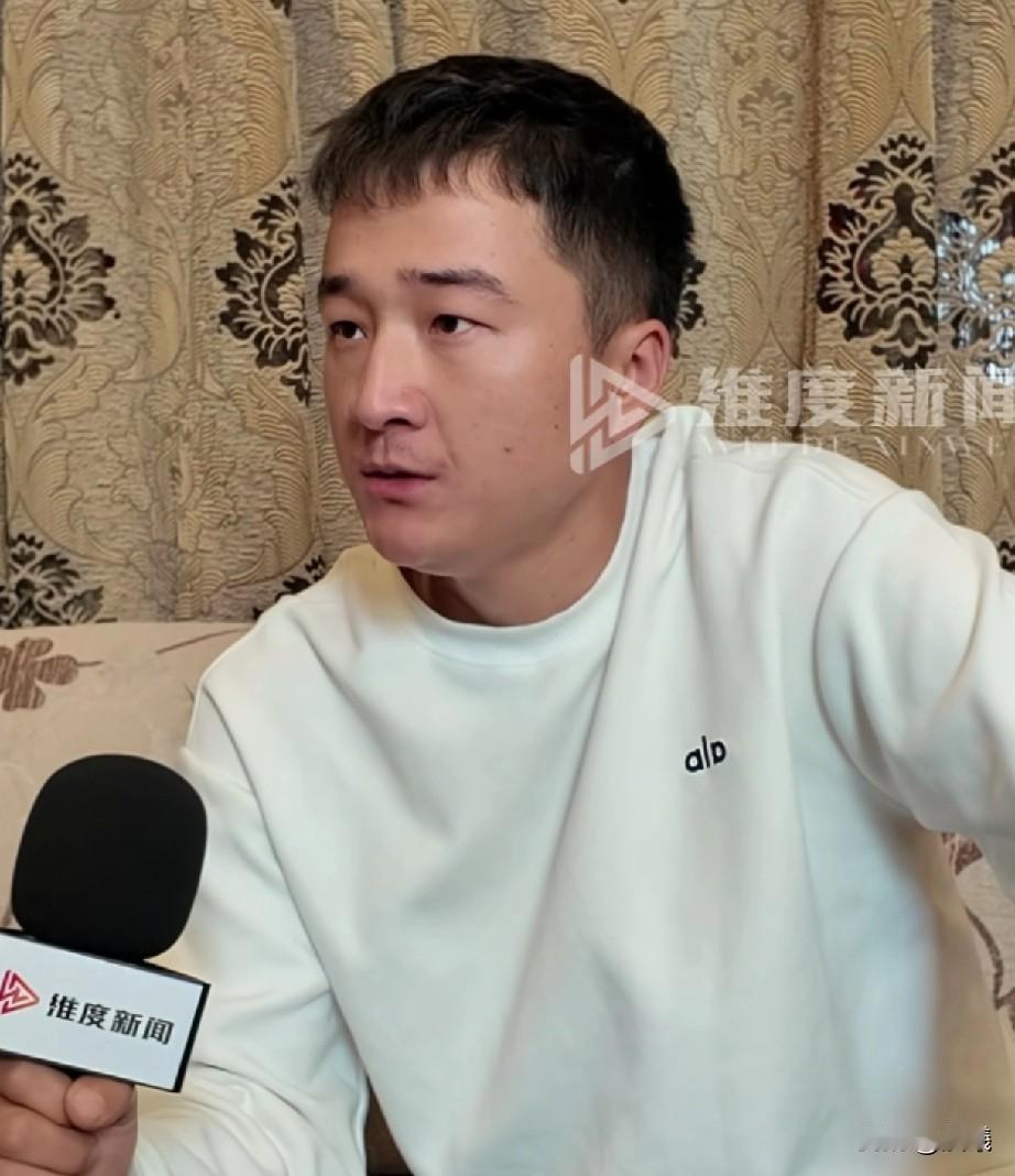 媒体面前，他拿话筒的手不停地颤抖，他在努力克制自己，把当时情况还原。

自己最好