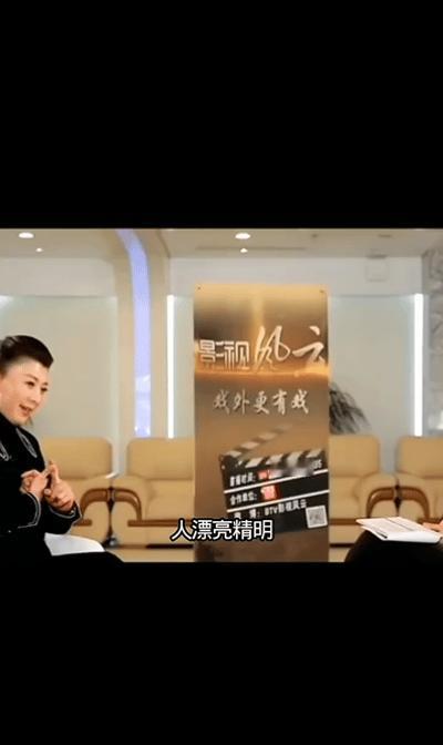 孙俪的“精明”，刺痛了闫学晶的“热情”。
一个送东北酸菜，一个回以礼貌微笑。
戏