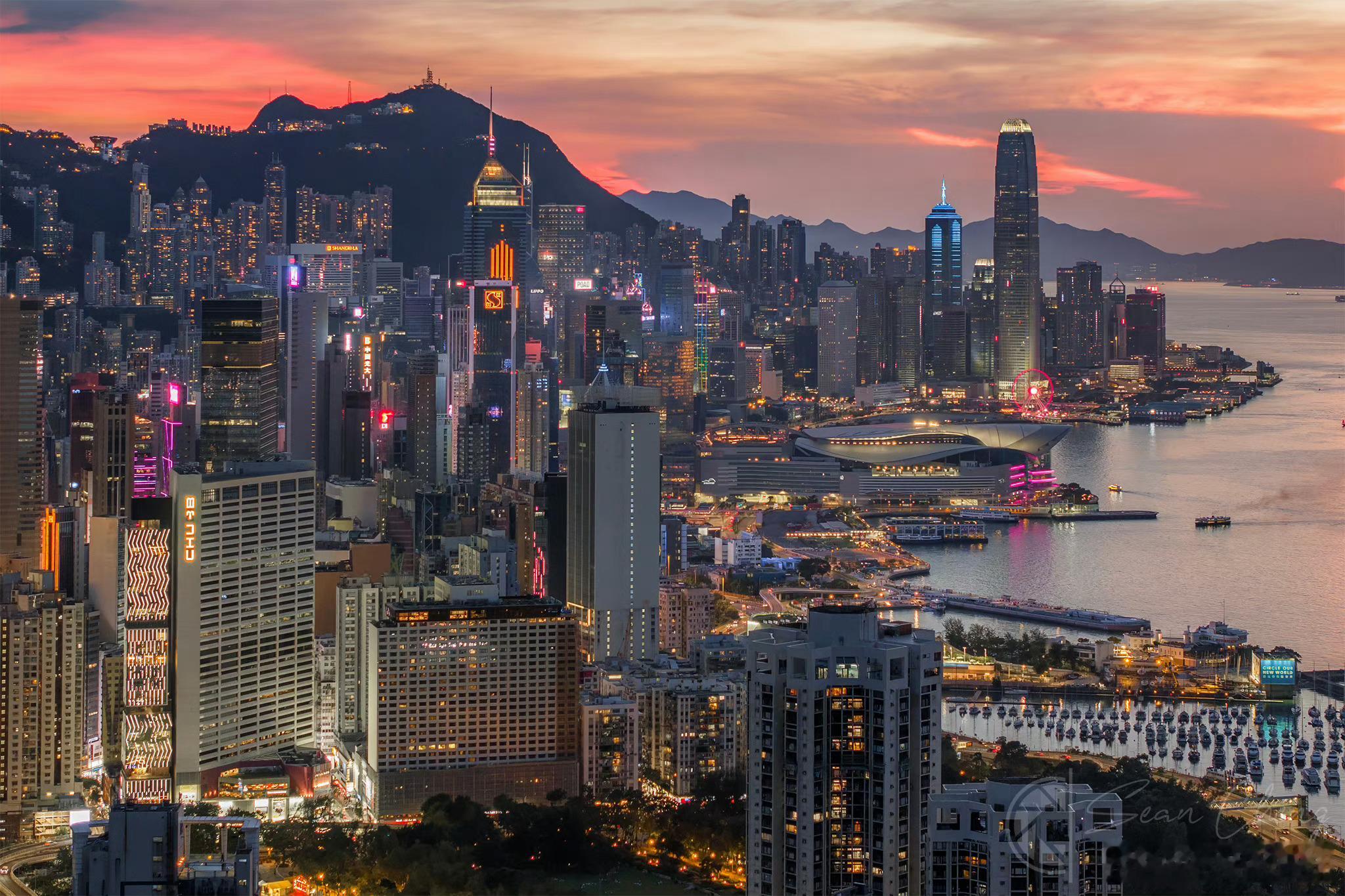 香港2025年以微弱优势超越瑞士，成为全球最大的跨境财富中心。香港2.95万亿美